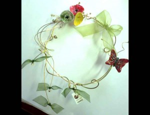Στεφάνι ορείχαλκου με κεραμικά λουλούδια 3